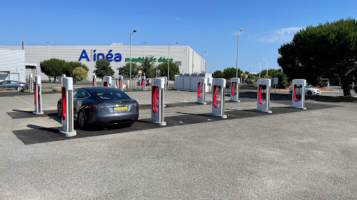 Borne de recharge de véhicules électriques Tesla Supercharger Blagnac