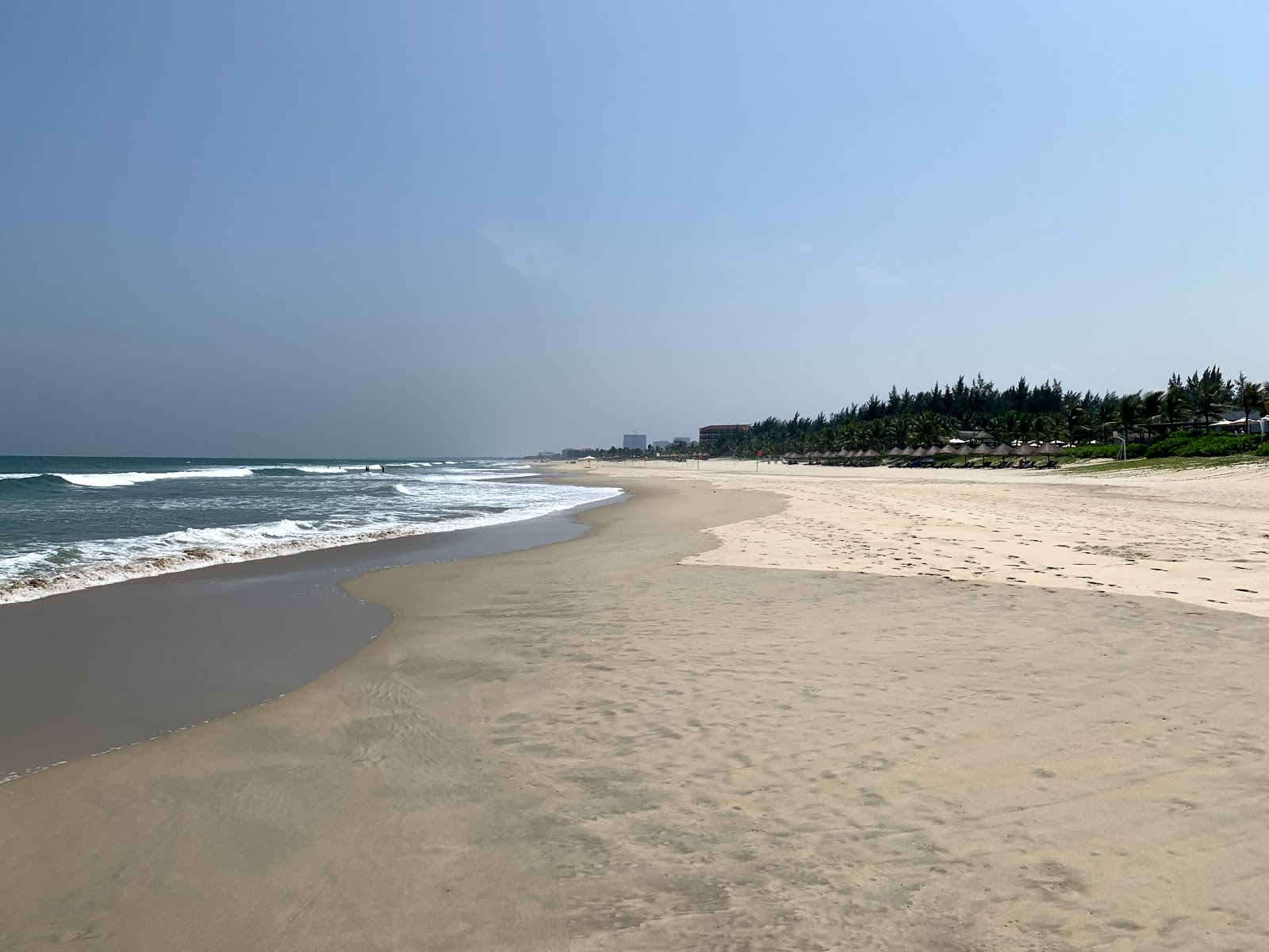 Photo de Tan Tra Beach avec l'eau turquoise de surface