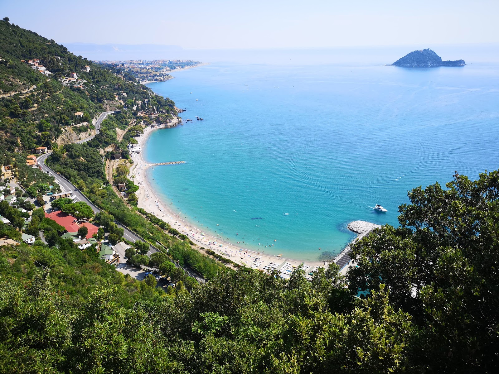 Foto von Luca Ferrari beach mit schwarzer sand&kies Oberfläche