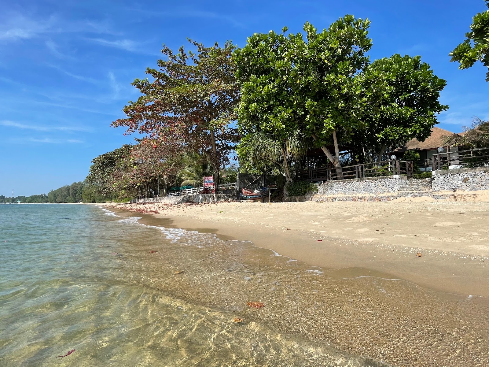 Hat Sai Kaeo Beach的照片 带有碧绿色纯水表面