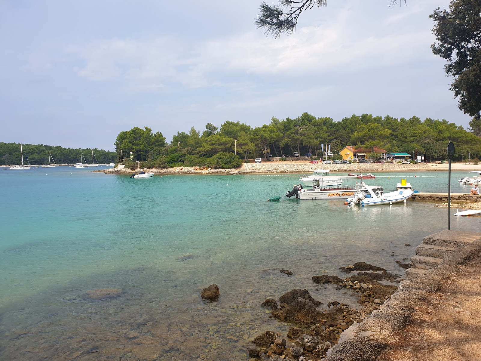 Baldarin beach的照片 带有碧绿色纯水表面