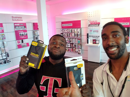 Cell Phone Store «T-Mobile», reviews and photos, 663 E Aurora Rd, Macedonia, OH 44056, USA