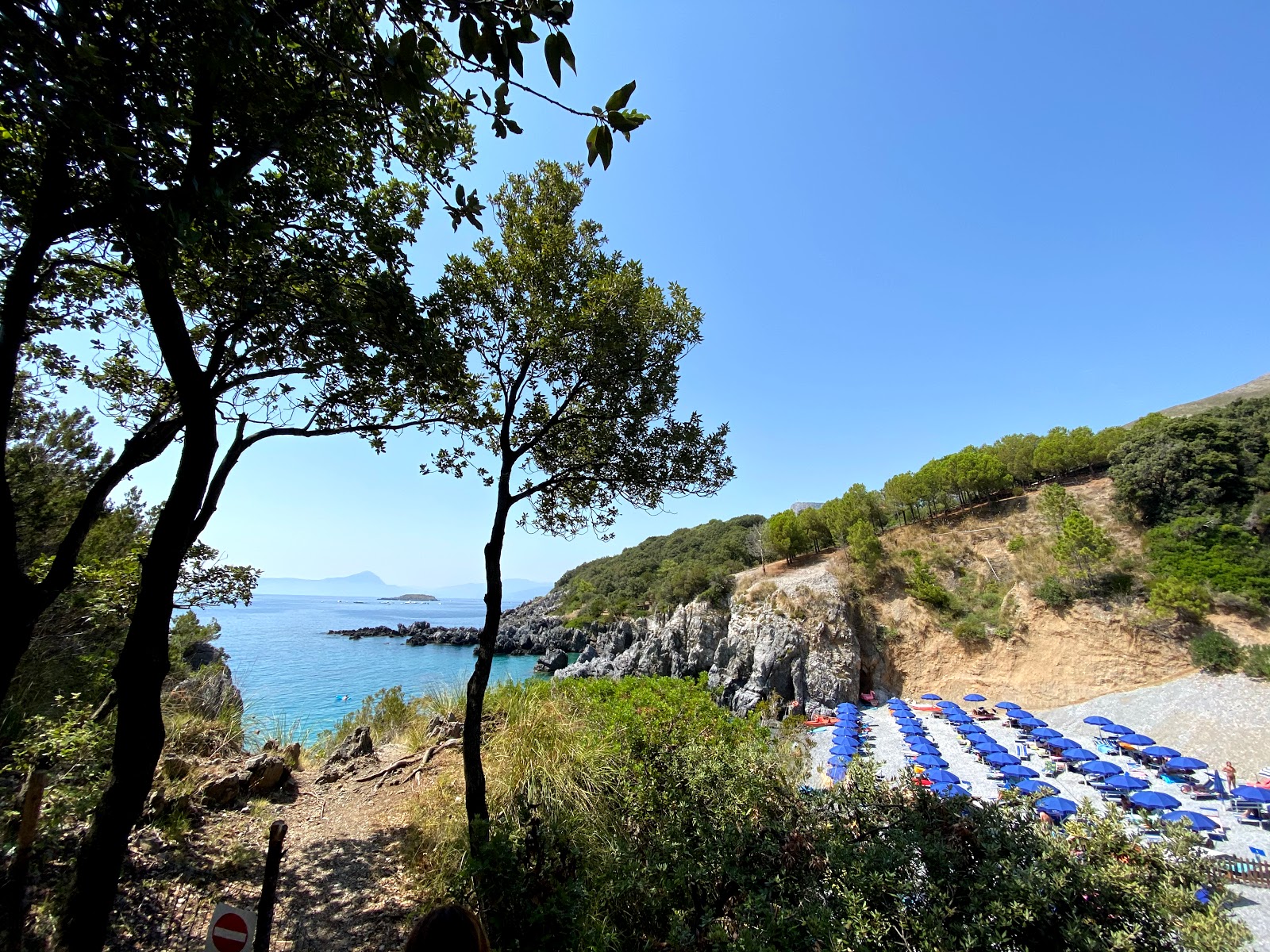 Foto av Spiaggia D' A Scala omgiven av berg