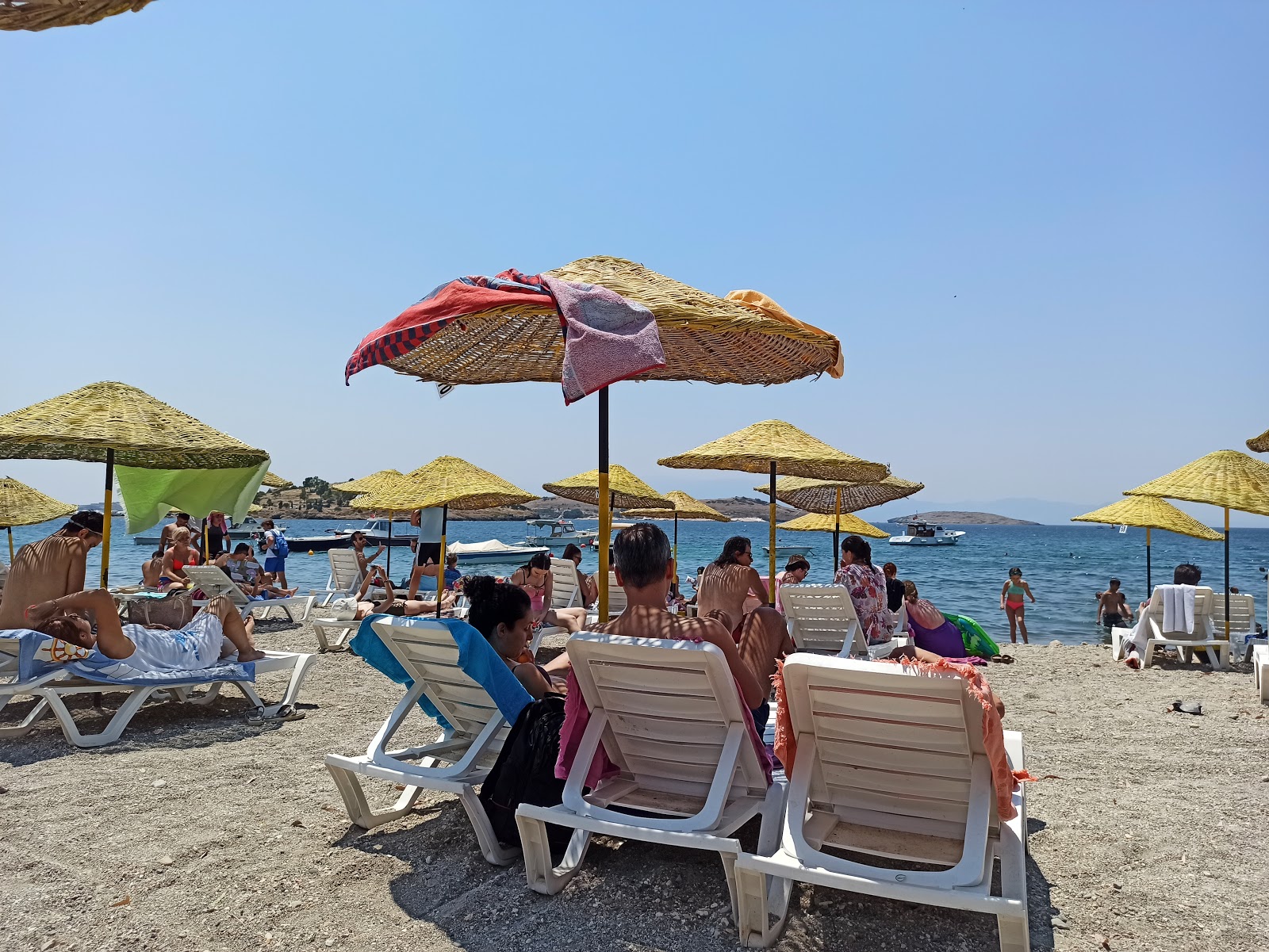 Foto av Mersinaki beach omgiven av klippor