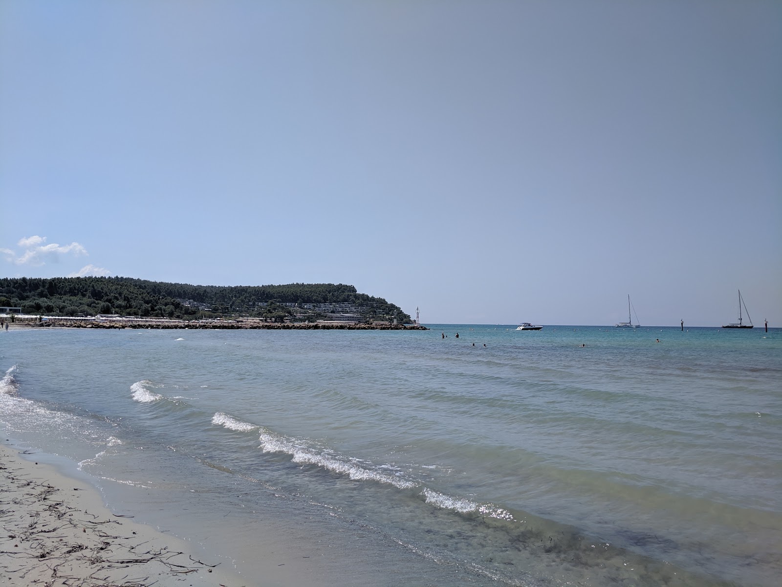 Foto de Praia Sani II e o assentamento