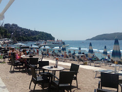 Foto av Budva Stranden omgiven av klippor