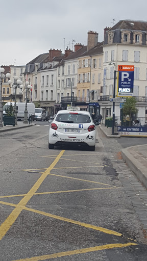 Town Hall Auto-Moto Auto-École (DEBLACAR) à Étréchy, Essonne