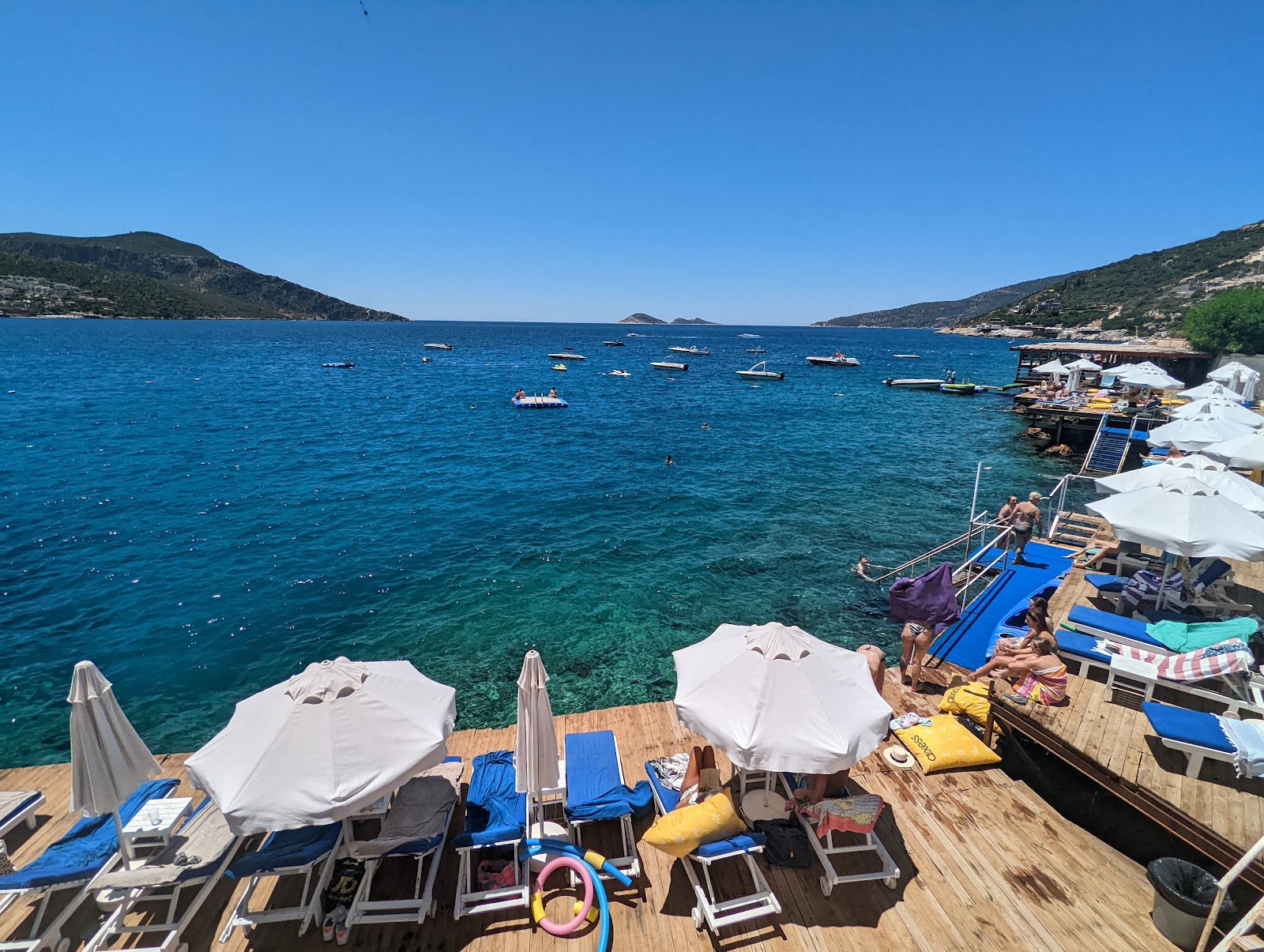 Foto di Indigo Beach con una superficie del superficie in cemento pavimentata