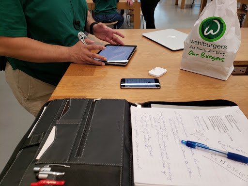 Computer Store «Apple Trumbull», reviews and photos, 5065 Main St, Trumbull, CT 06611, USA