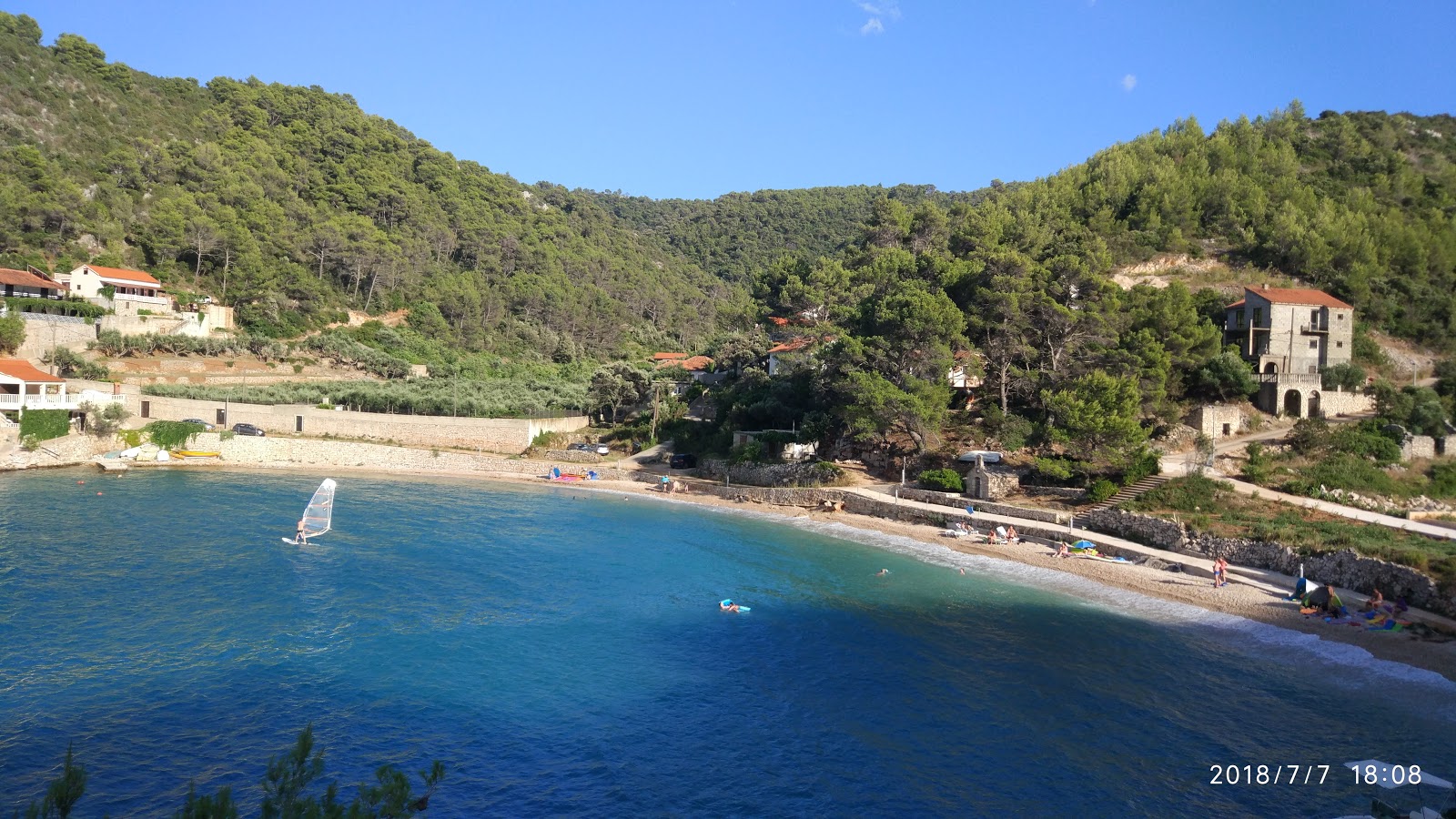 Foto di Prapatna beach con una superficie del acqua cristallina