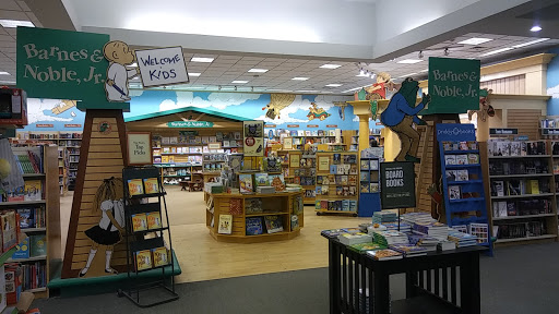 Book Store «Barnes & Noble», reviews and photos, 2800 S Rochester Rd, Rochester Hills, MI 48307, USA