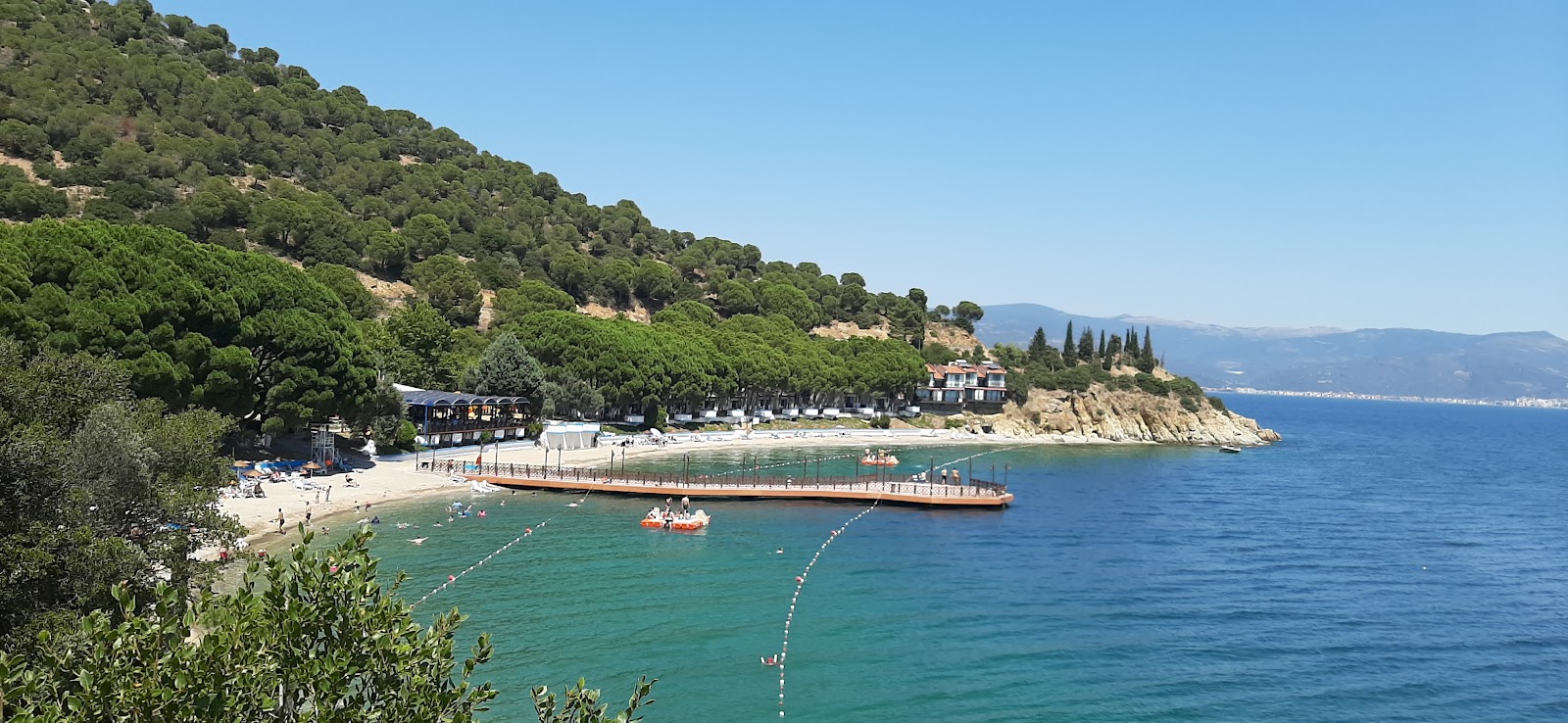 Foto von Karayollari Narli Kampi Beach umgeben von Bergen