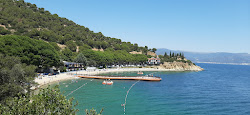 Foto von Karayollari Narli Kampi Beach umgeben von Bergen