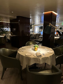 Atmosphère du Restaurant italien Emporio Armani Caffè à Paris - n°2