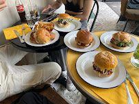 Plats et boissons du Restaurant de hamburgers O.B.U Organisation Des Burgers Unis à Paris - n°1