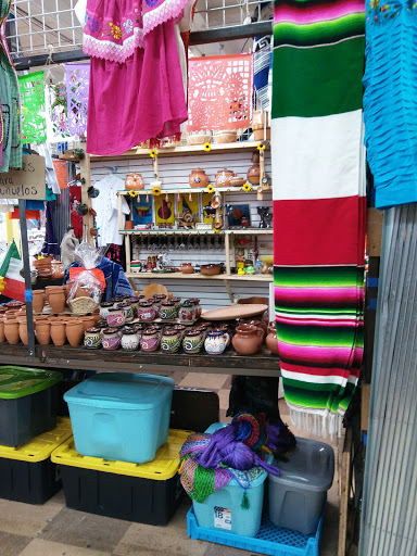 Flea Market «Fox Valley Flea Market», reviews and photos, 840 N State St, Elgin, IL 60123, USA