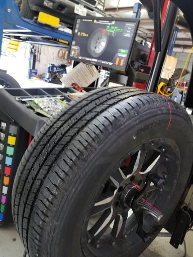 Tire Shop «Discount Tire Store - Kerrville, TX», reviews and photos, 1180 Junction Hwy., Kerrville, TX 78028, USA