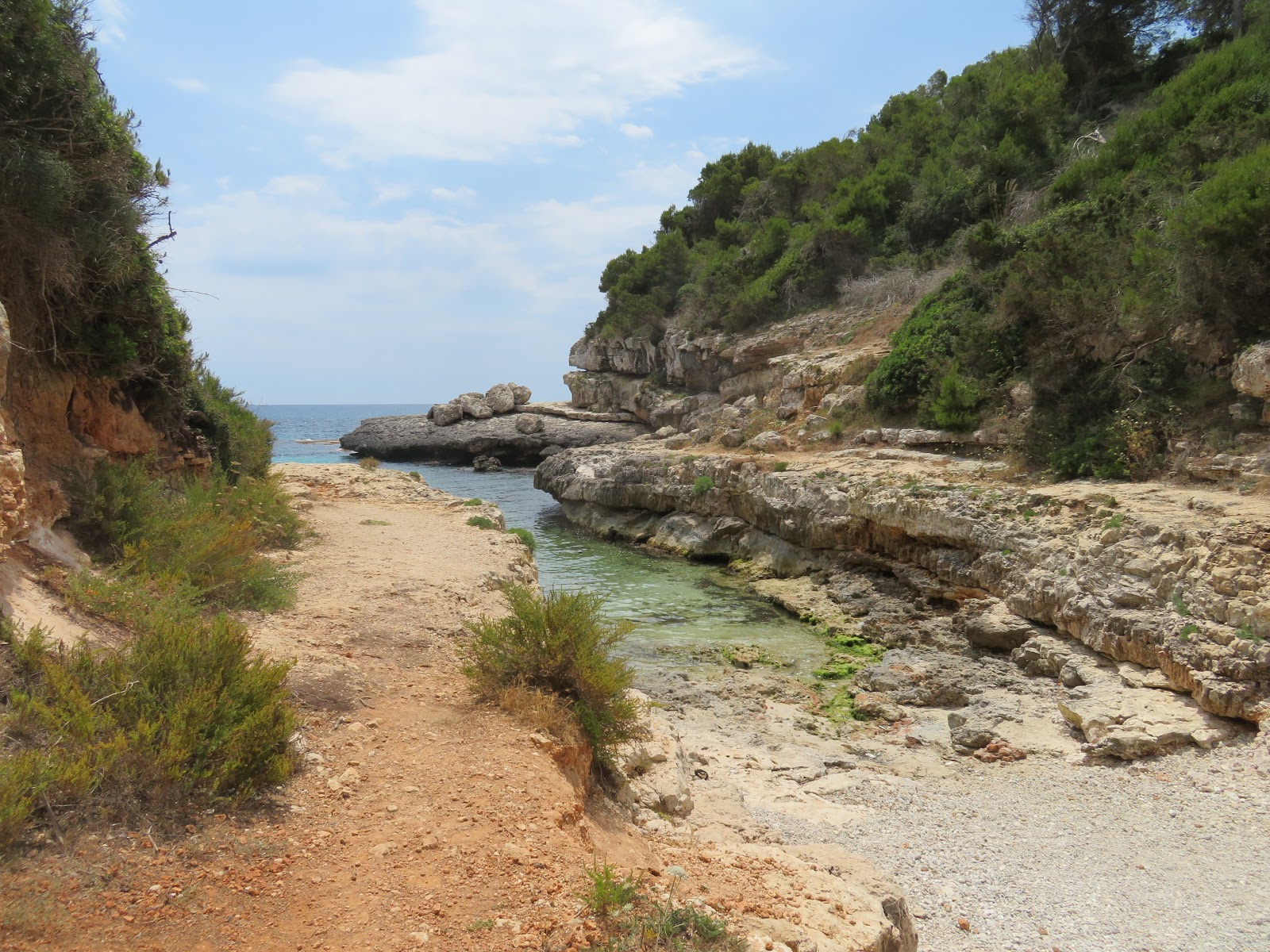 Cala des Macs的照片 带有碧绿色纯水表面