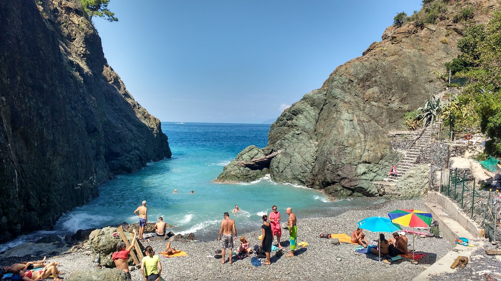 Valokuva Spiaggia di Porto Pidocchioista. pinnalla harmaa kivi:n kanssa