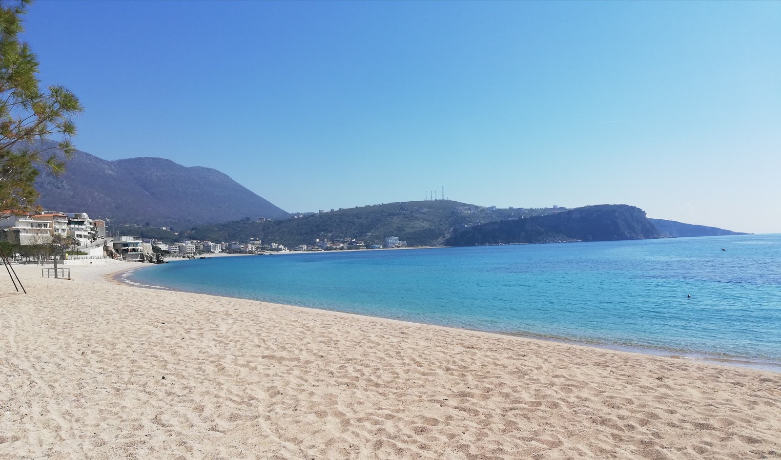 Fotografija Himara Beach z modra čista voda površino