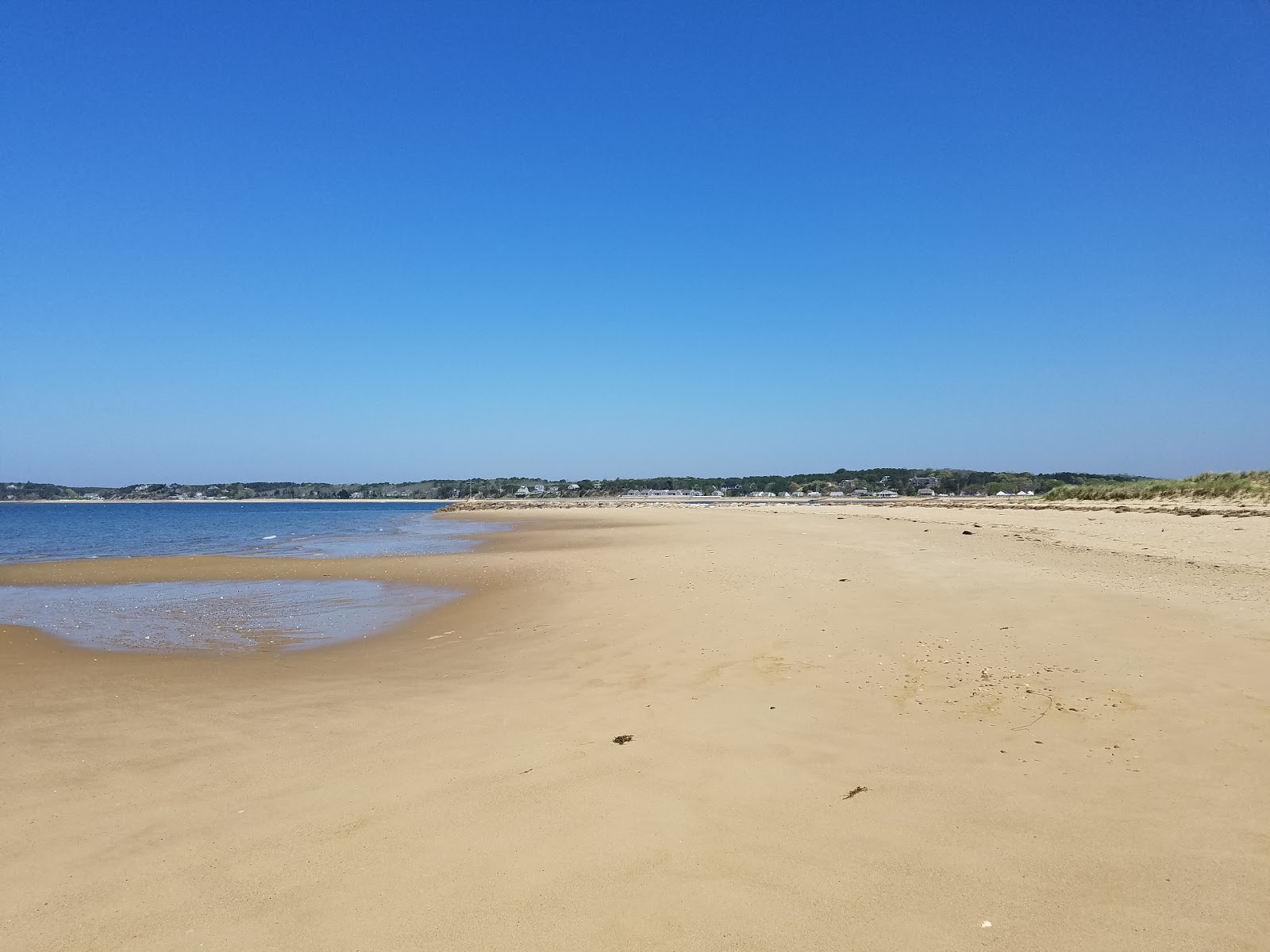 Foto van Indian Neck beach met helder zand oppervlakte
