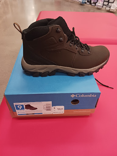 Shoe Store «Famous Footwear», reviews and photos, 1816 Hilliard Rome Rd, Hilliard, OH 43026, USA