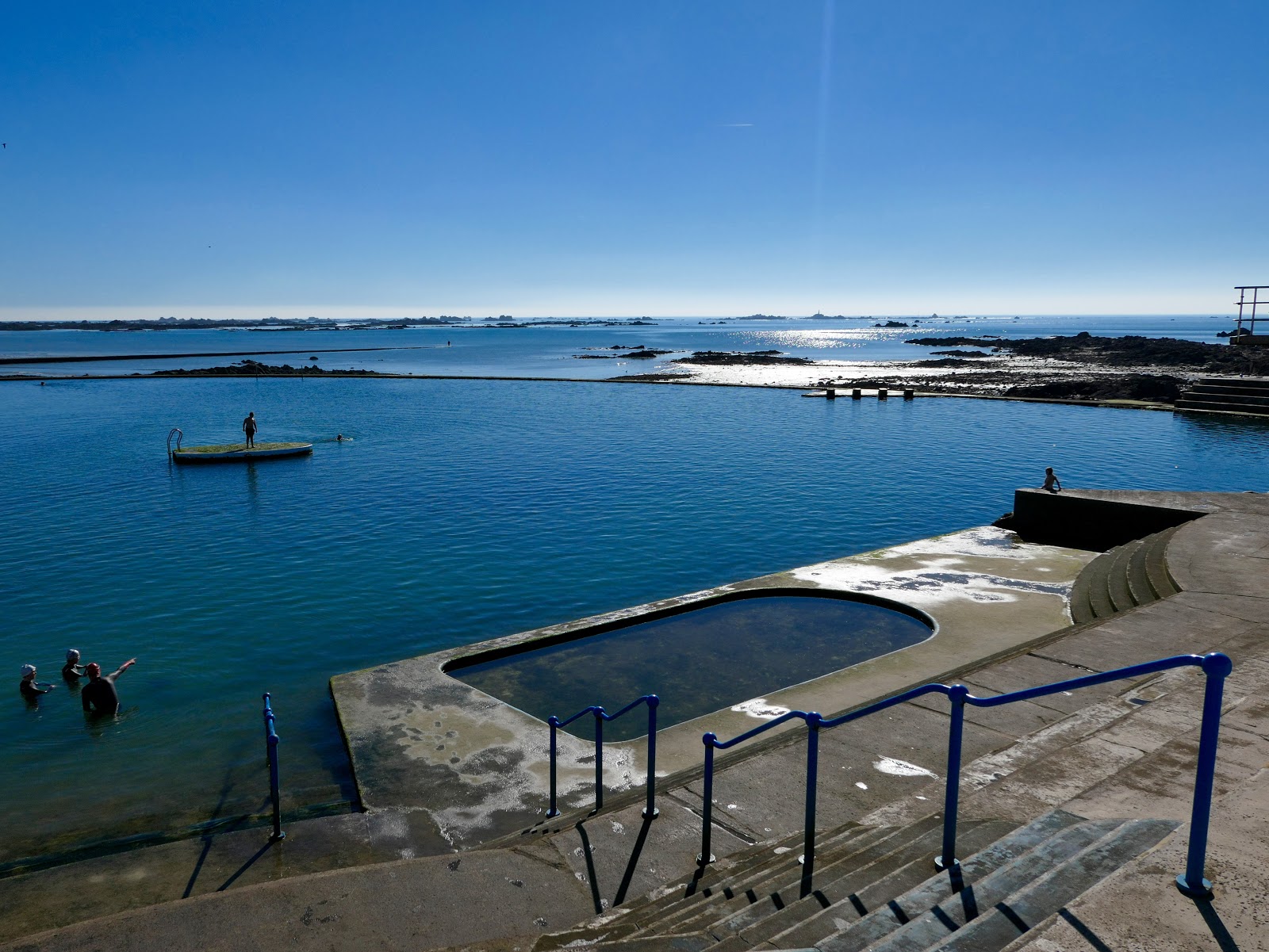 Φωτογραφία του Havre Des Pas Bathing Pool με επίπεδο καθαριότητας πολύ καθαρό