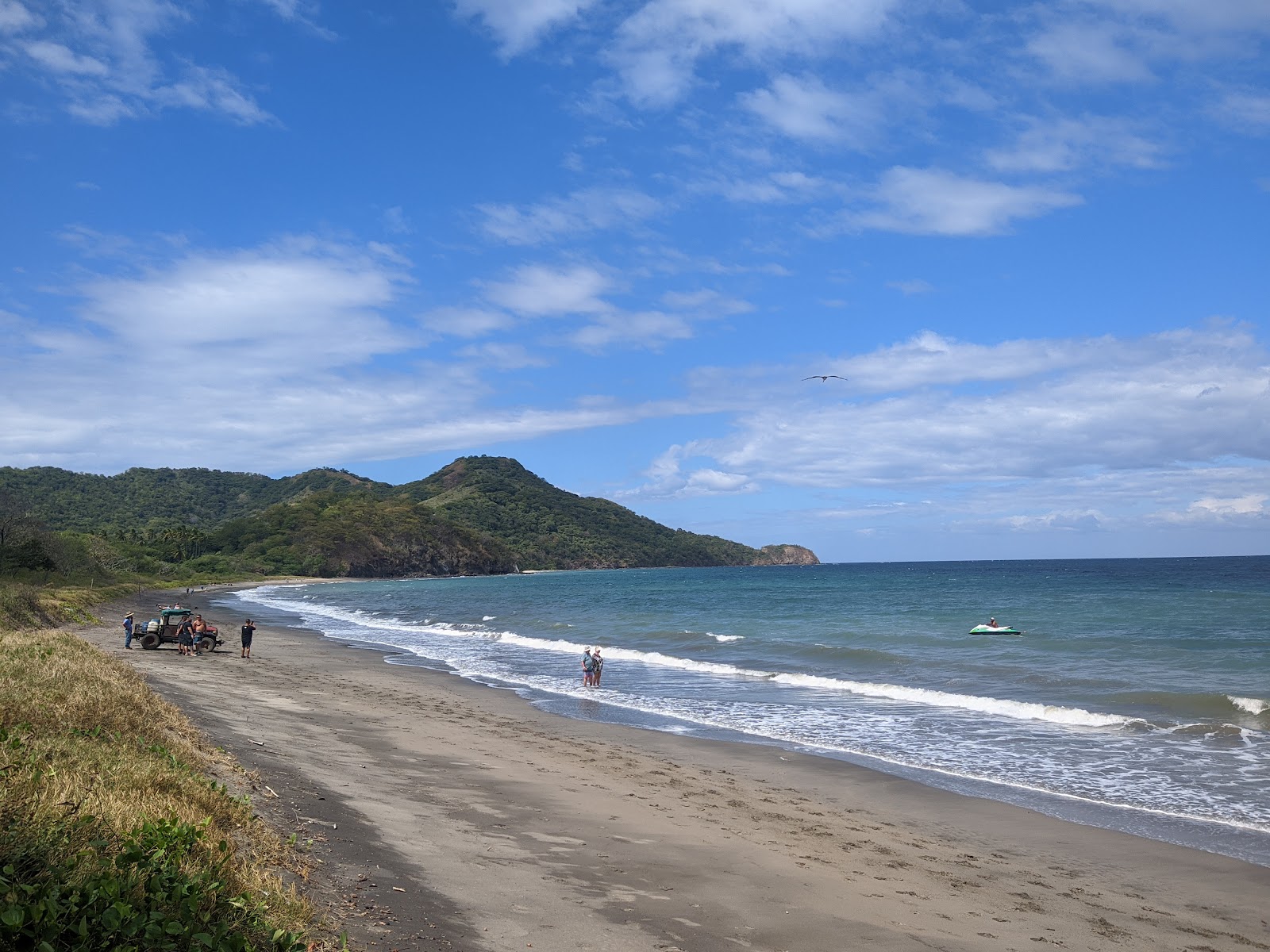 Photo de Matapalo Beach entouré de montagnes