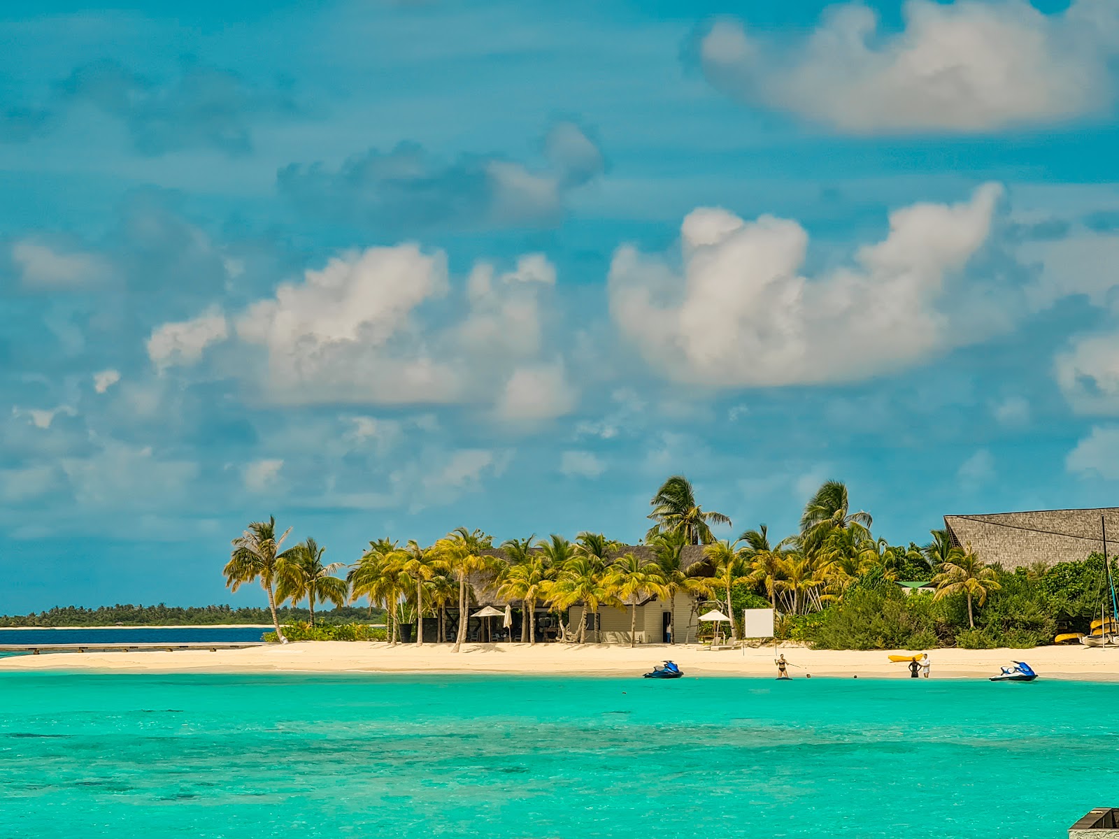 Photo de Movenpick Resort Island avec plage spacieuse