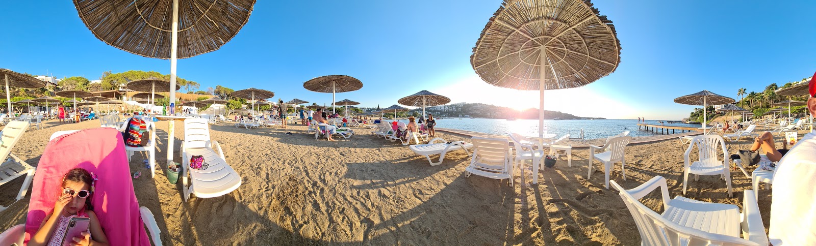 Fotografie cu Hotel beach cu o suprafață de apa pură turcoaz