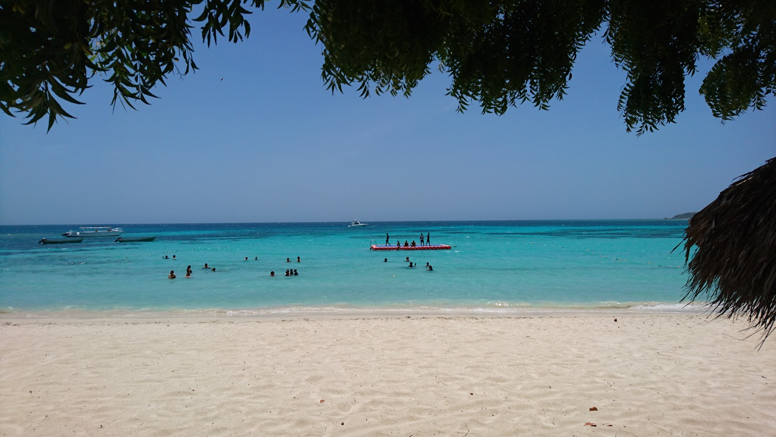 Fotografija Playa Punta Rucia z turkizna čista voda površino