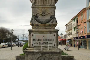 Busto de António Rodrigues Sampaio image