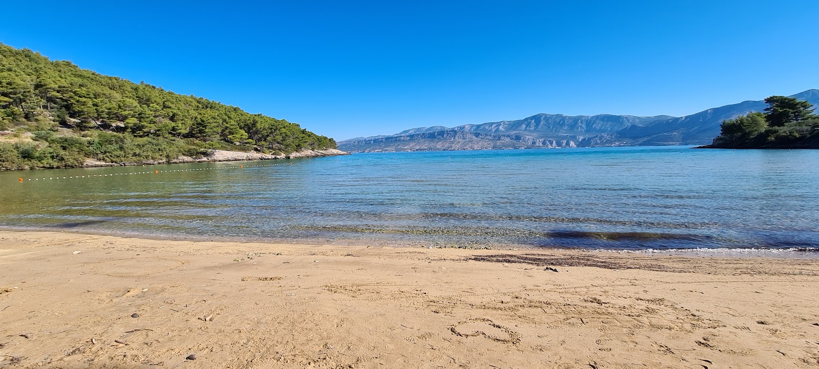 Lovrecina beach的照片 带有碧绿色水表面
