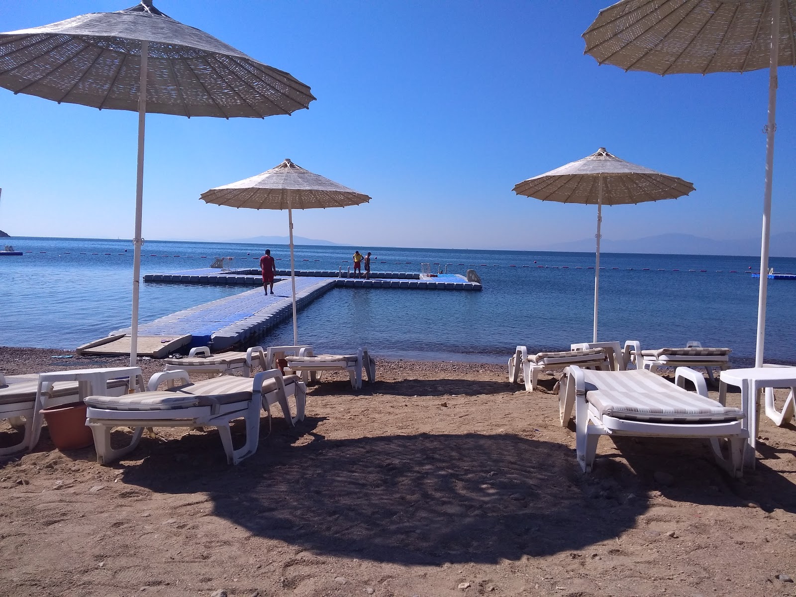 Ataturk Beach'in fotoğrafı uçurumlarla desteklenmiş