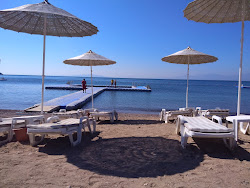 Ataturk Beach'in fotoğrafı uçurumlarla desteklenmiş