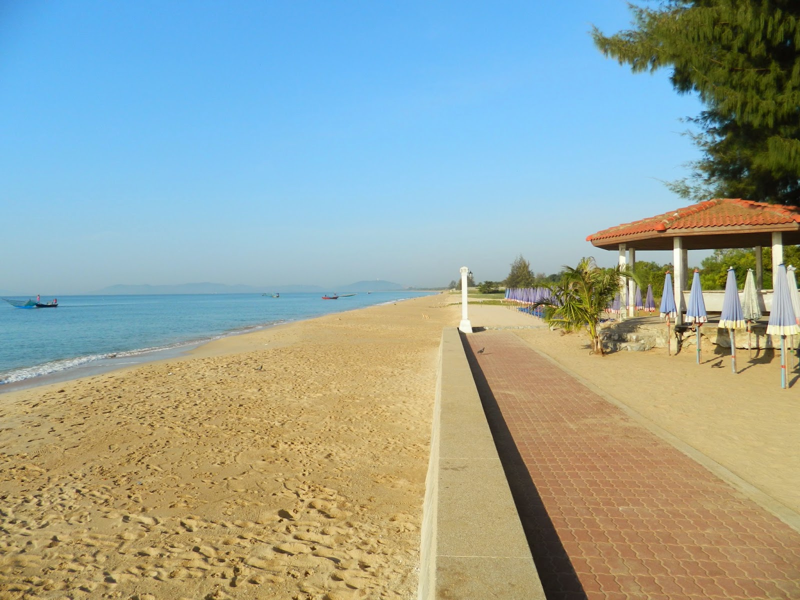 Foto av Phala Beach och bosättningen