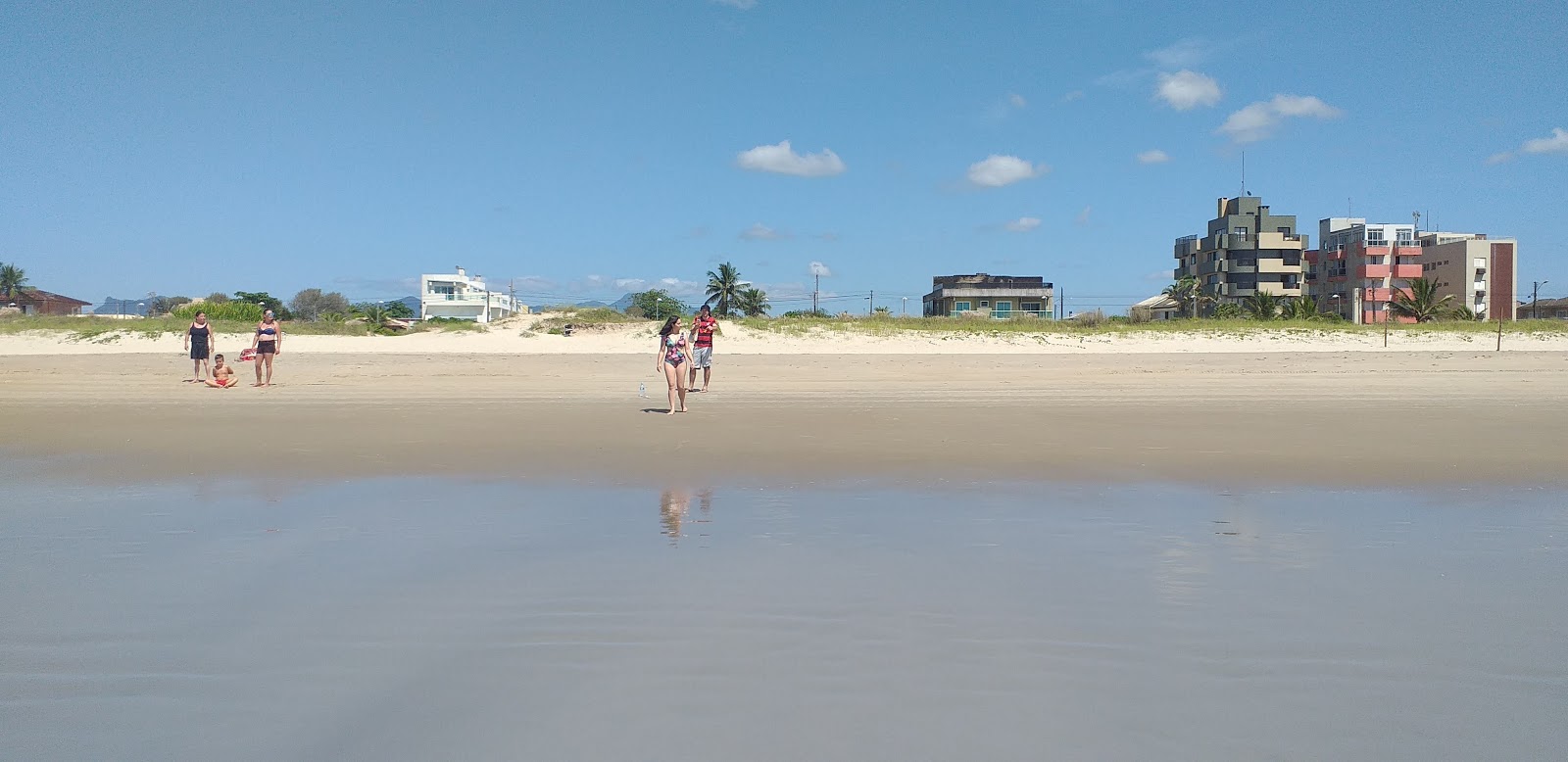 Foto de Praia de Pontal do Sul com areia fina e brilhante superfície