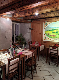 Atmosphère du Restaurant les Glycines à Saint-Étienne-de-Chomeil - n°9