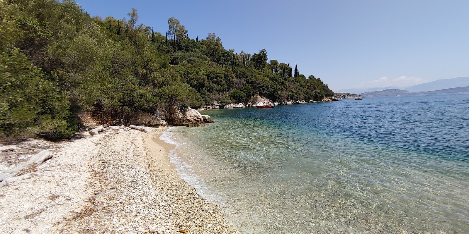 Kassopei beach'in fotoğrafı küçük koy ile birlikte
