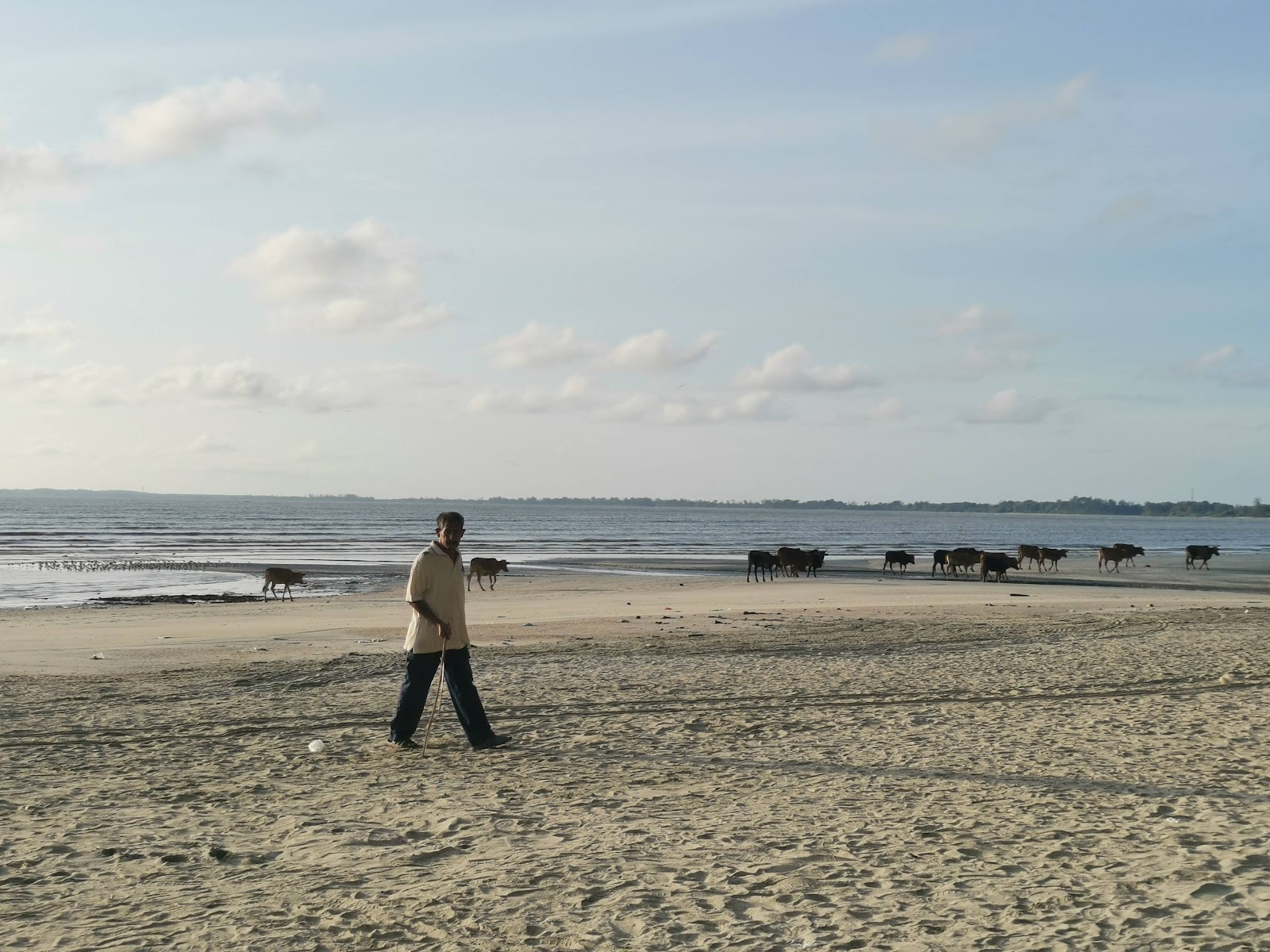 Foto de Ru Rebah Beach com areia cinza superfície