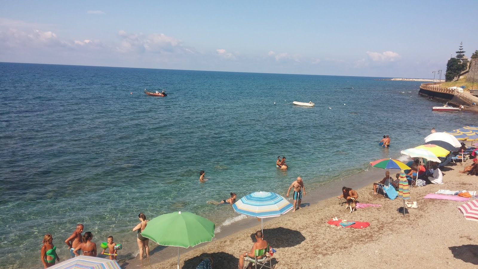 Photo de Spiaggia Diamante avec l'eau bleu de surface