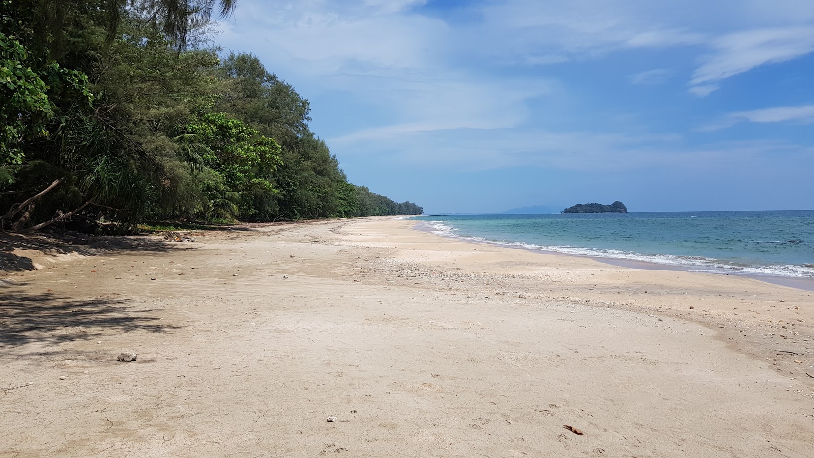 Foto von Koh Jum Beach mit beiger sand Oberfläche