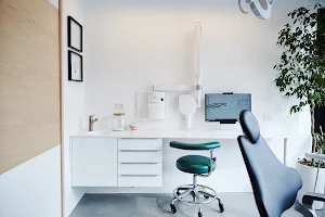 Clinique Dentaire Sur Le Canal image