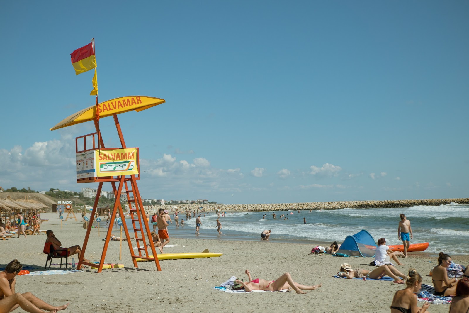Foto de Modern beach - lugar popular entre os apreciadores de relaxamento