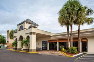 Days Inn & Suites by Wyndham Orlando Airport image