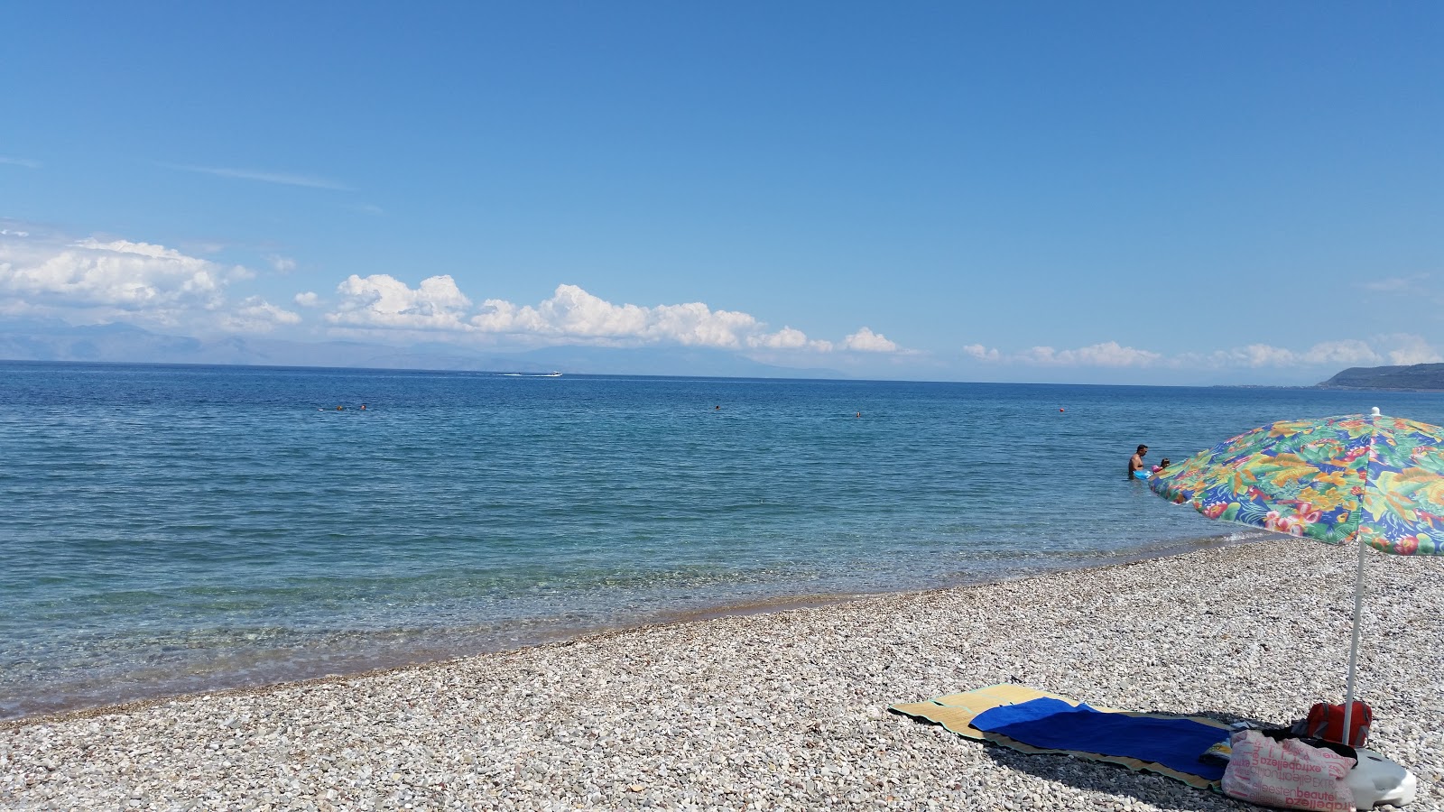 Foto von Paralia Diakoptou II mit kleine, braune kiesel Oberfläche