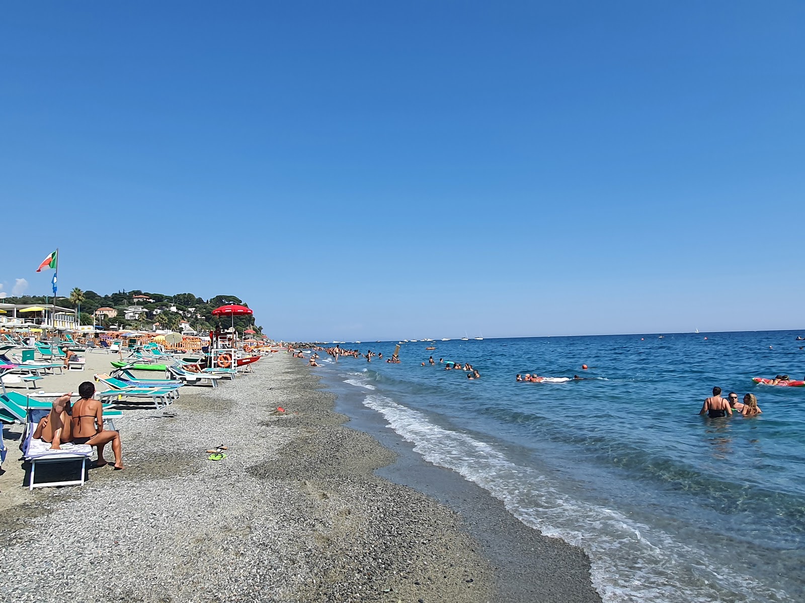 Foto di Albisola beach con una superficie del sabbia scura