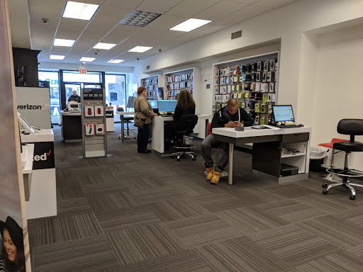 Cell Phone Store «Jackson Heights Verizon Wireless», reviews and photos, 37-38 82nd St, Jackson Heights, NY 11372, USA