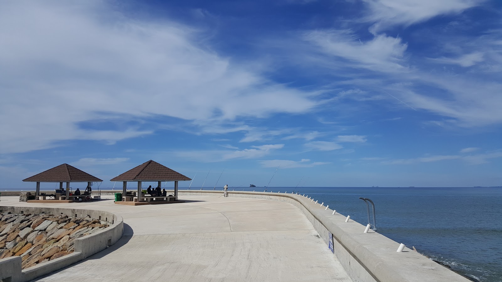 Foto di Tanjung Batu Beach e l'insediamento