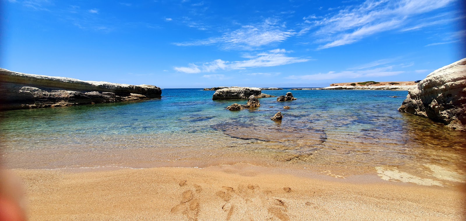 Foto di Ina beach con una superficie del sabbia luminosa